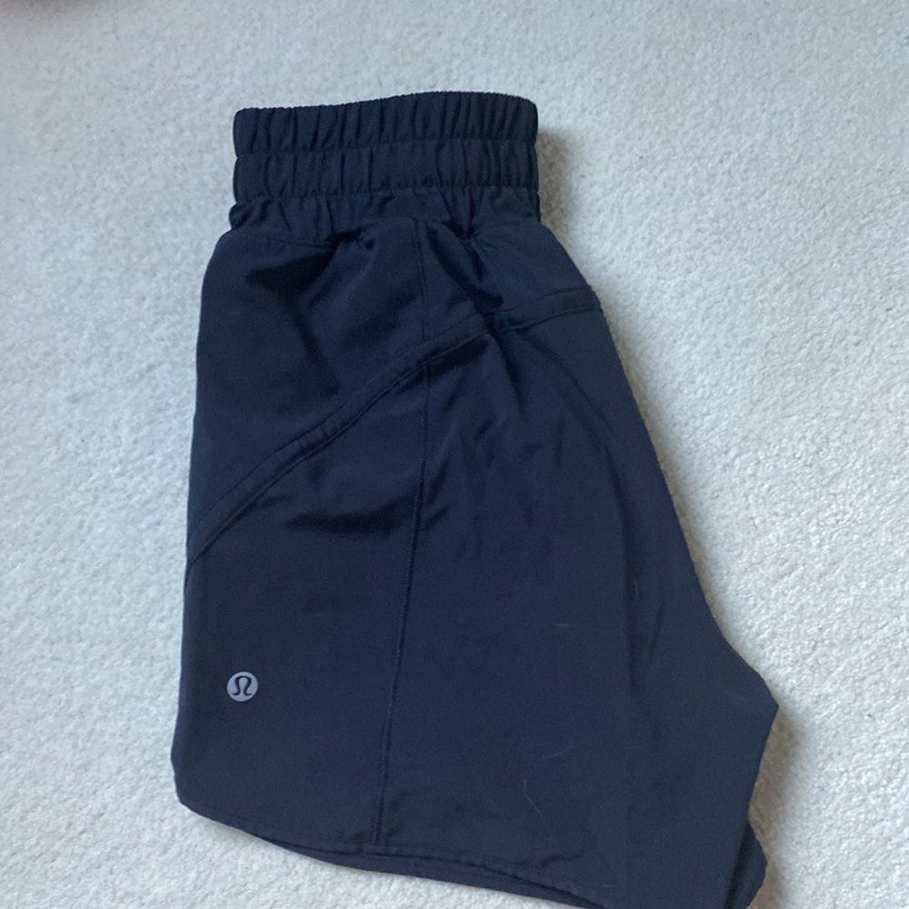 LULULEMON BLACK TRACKER SHORTS (4)